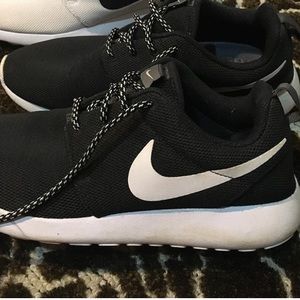BLACK NIKE ROSHES